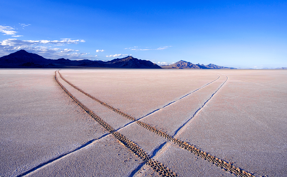 This image has an empty alt attribute; its file name is contact.jpg